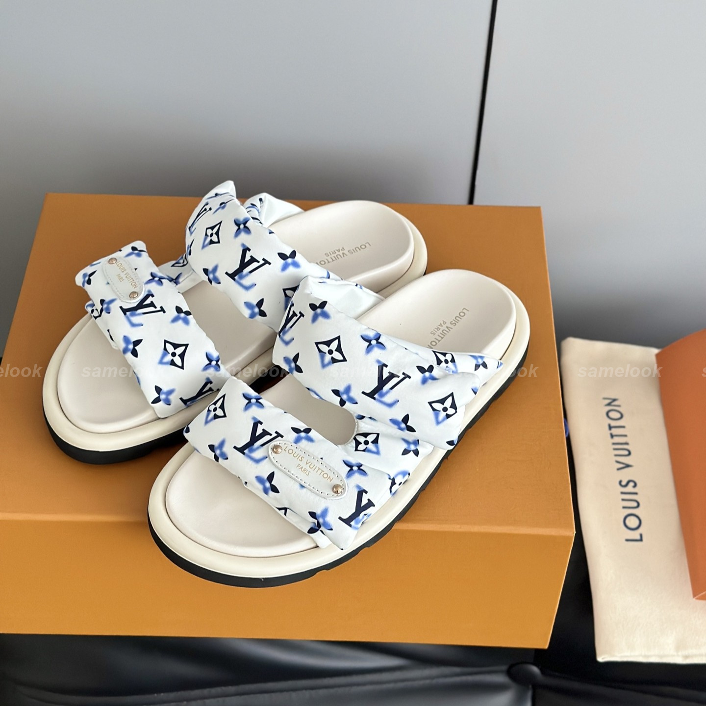 루이비통 풀 필로우 플랫 컴포트 뮬