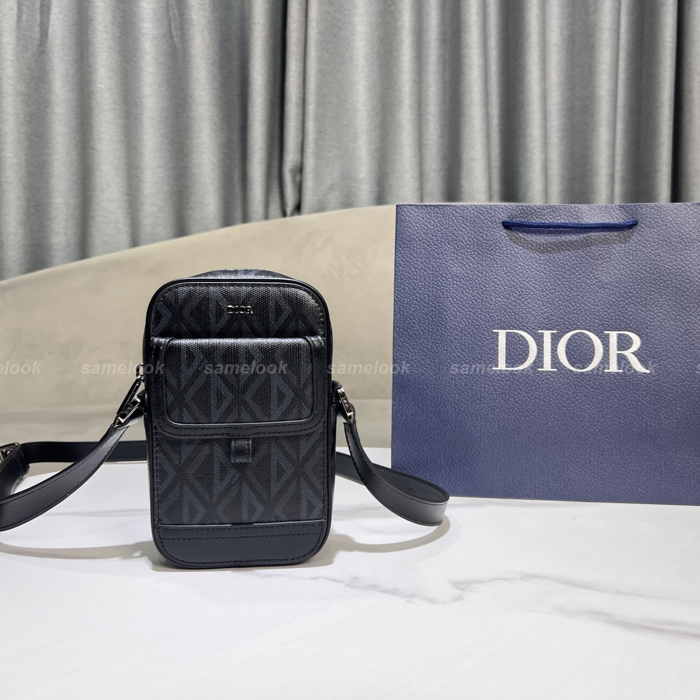 디올 힛 더 로드 버티컬 파우치